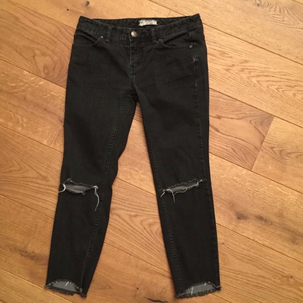 🌸 Free People Distressed Cropped Jeans🌸